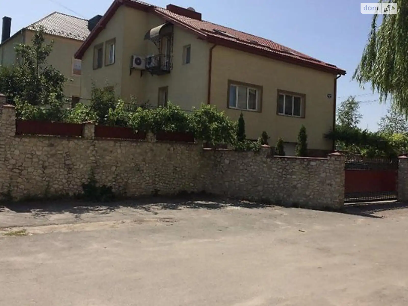 Продается дом на 2 этажа 393 кв. м с камином, цена: 375000 $