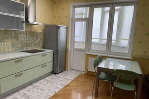 Продается 2-комнатная квартира 76 кв. м в Киеве, Урловская улица