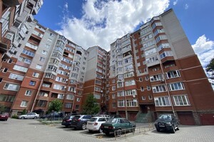 Продается 2-комнатная квартира 64 кв. м в Ивано-Франковске, Галицкая улица