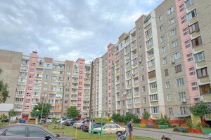 Продается 2-комнатная квартира 52 кв. м в Чернигове, Курсанта Еськова улица
