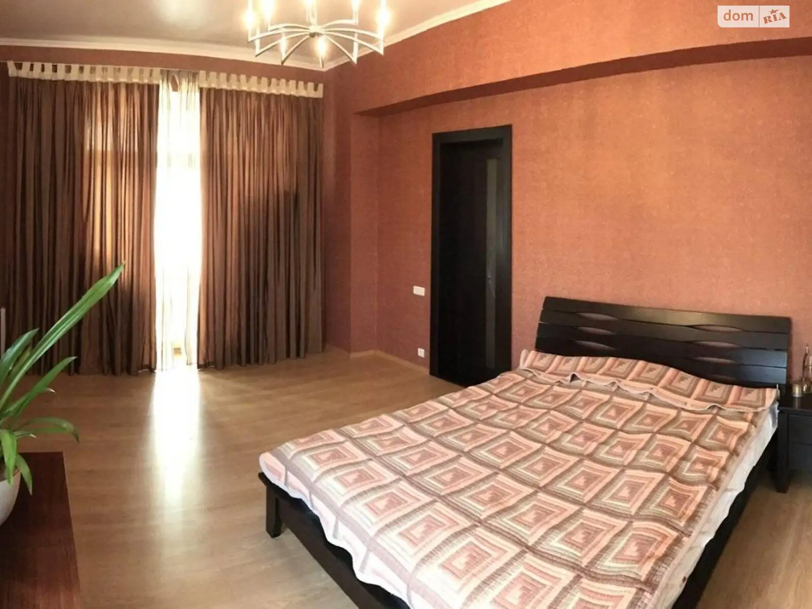 Продается 3-комнатная квартира 95 кв. м в Черноморске, ул. Парусная
