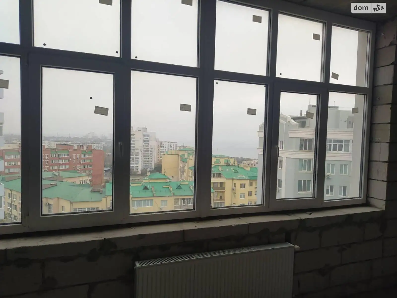 Продается 1-комнатная квартира 66.1 кв. м в Черноморске, ул. Радостная - фото 1
