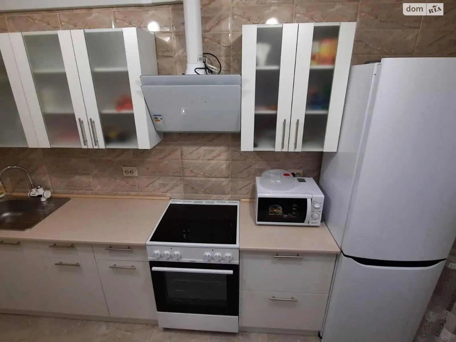 Продается 3-комнатная квартира 66.6 кв. м в Черноморске, ул. Данченко - фото 1