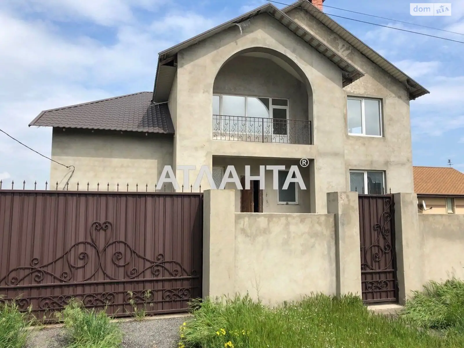 Продается дом на 2 этажа 320 кв. м с камином, цена: 105000 $