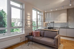 Продается 2-комнатная квартира 70 кв. м в Киеве, ул. Жилянская