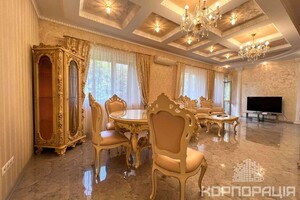 Продається 3-кімнатна квартира 102 кв. м у Ужгороді, наб. Православна