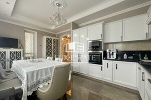 Продается 4-комнатная квартира 162 кв. м в Киеве, ул. Коновальца Евгения