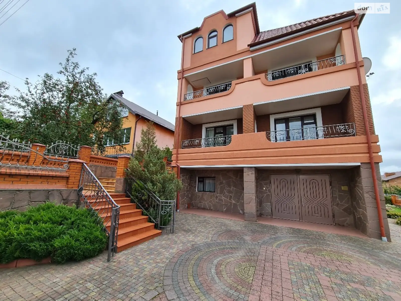 Продается дом на 2 этажа 246 кв. м с мансардой, цена: 185000 $ - фото 1