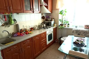Продается 3-комнатная квартира 68 кв. м в Киеве, Зои Гайдай улица