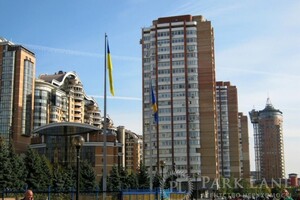 Продается 4-комнатная квартира 116 кв. м в Киеве, Леси Украинки бульвар