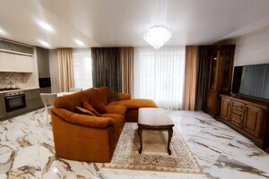Продается 2-комнатная квартира 65 кв. м в Тернополе, ул. Микулинецкая