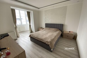 Продается 2-комнатная квартира 67.3 кв. м в Ивано-Франковске, ул. Национальной Гвардии