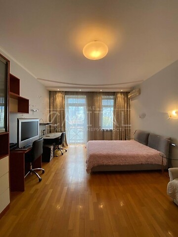 Сдается в аренду 4-комнатная квартира 169 кв. м в Киеве, ул. Панаса Мирного