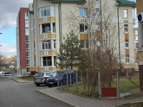 Продается 3-комнатная квартира 107 кв. м в Черновцах, ул. Комаровская