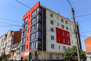 Продається 1-кімнатна квартира 43.5 кв. м у Івано-Франківську, вул. Залізнична