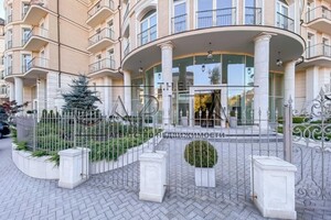 Продается 5-комнатная квартира 380 кв. м в Киеве, Новоселицкая улица