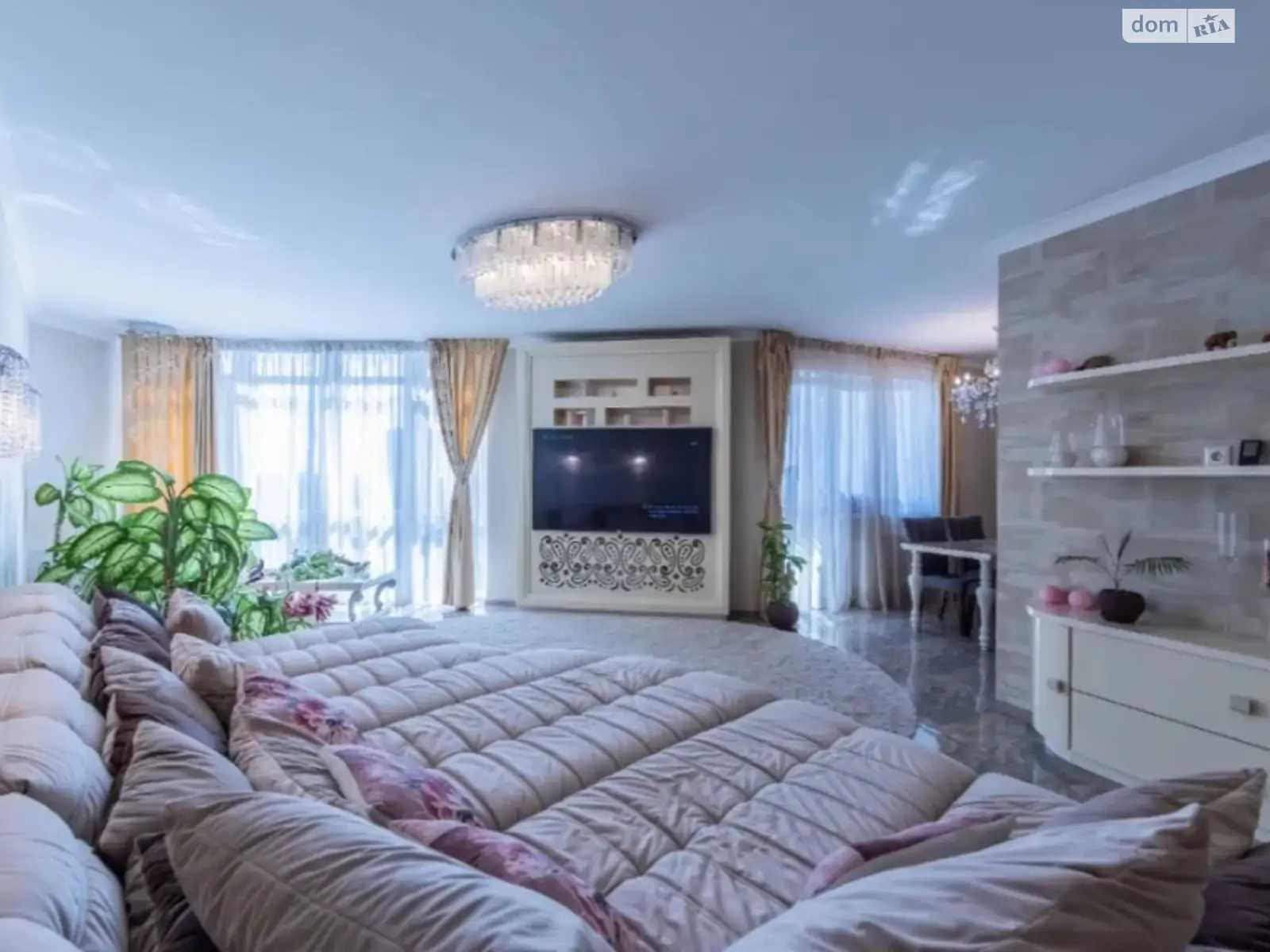 Продается 3-комнатная квартира 120 кв. м в Киеве, просп. Владимира Ивасюка, 2Д