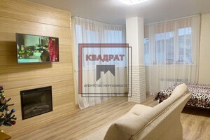 Продается 2-комнатная квартира 71 кв. м в Полтаве, Хмельницкого Богдана улица
