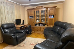 Продается 4-комнатная квартира 85 кв. м в Черновцах, ул. Комарова Владимира