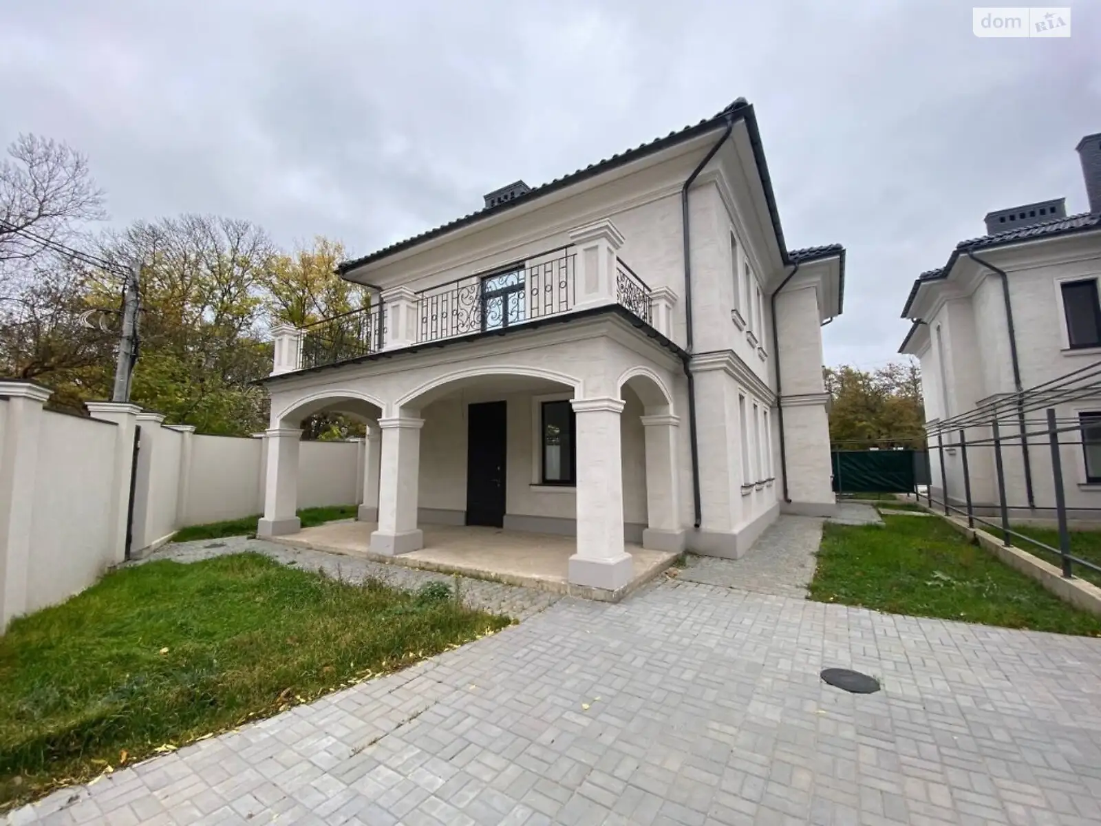 Продается дом на 2 этажа 183 кв. м с садом, цена: 183000 $ - фото 1