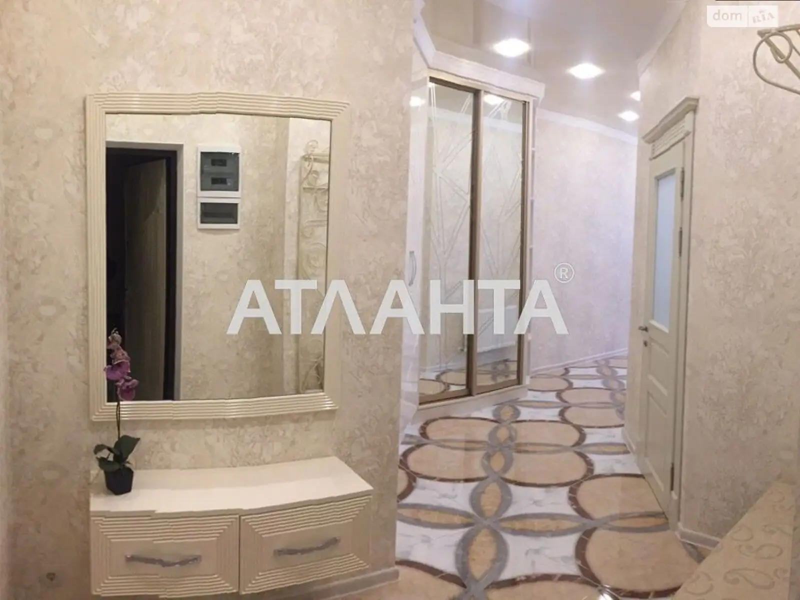 Продается 1-комнатная квартира 57 кв. м в Одессе, плато Гагаринское, 5/2 - фото 1