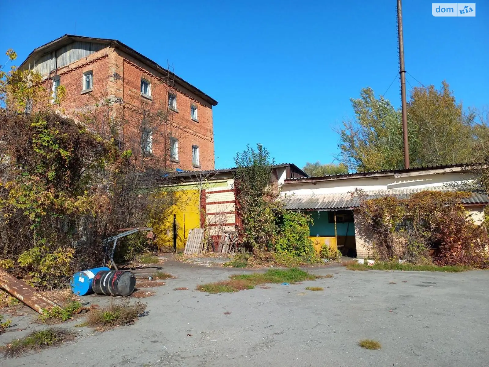 Продається приміщення вільного призначення 2302 кв. м в 3-поверховій будівлі, цена: 200000 $