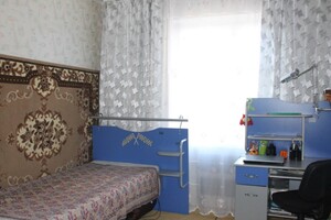 Продается 4-комнатная квартира 83 кв. м в Чернигове, Генерала Белова улица