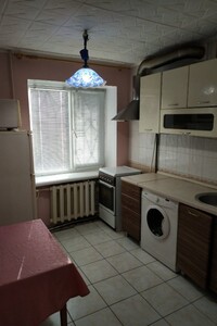 Продається 4-кімнатна квартира 61 кв. м у Дніпрі, вул. Савченка Юрія