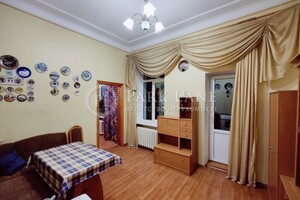 Продается 4-комнатная квартира 82.7 кв. м в Киеве, ул. Алма-Атинская
