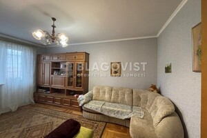 Продается 3-комнатная квартира 63 кв. м в Киеве, Александровская улица