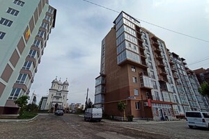 Продается 3-комнатная квартира 89 кв. м в Черновцах, ул. Русская
