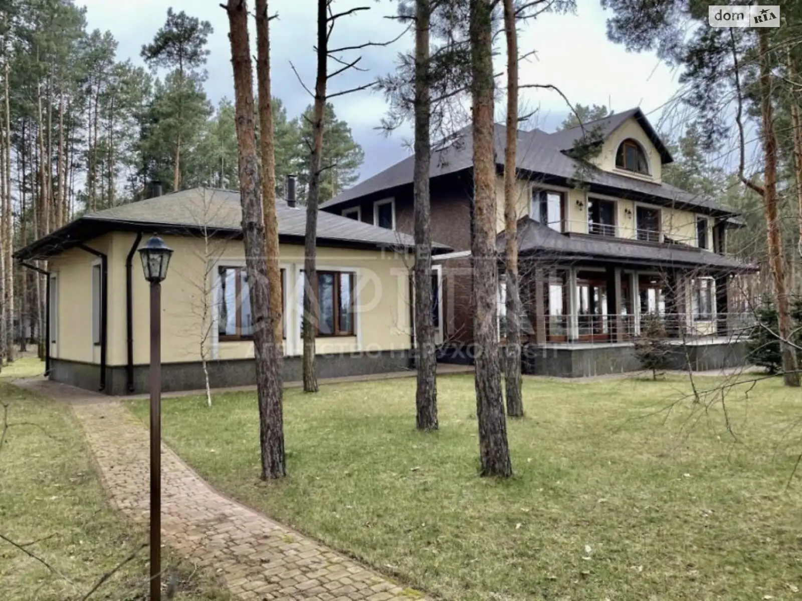 Сдается в аренду дом на 3 этажа 533 кв. м с балконом, цена: 3000 $ - фото 1