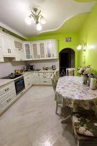 Продается 2-комнатная квартира 57 кв. м в Киеве, ул. Ракетная