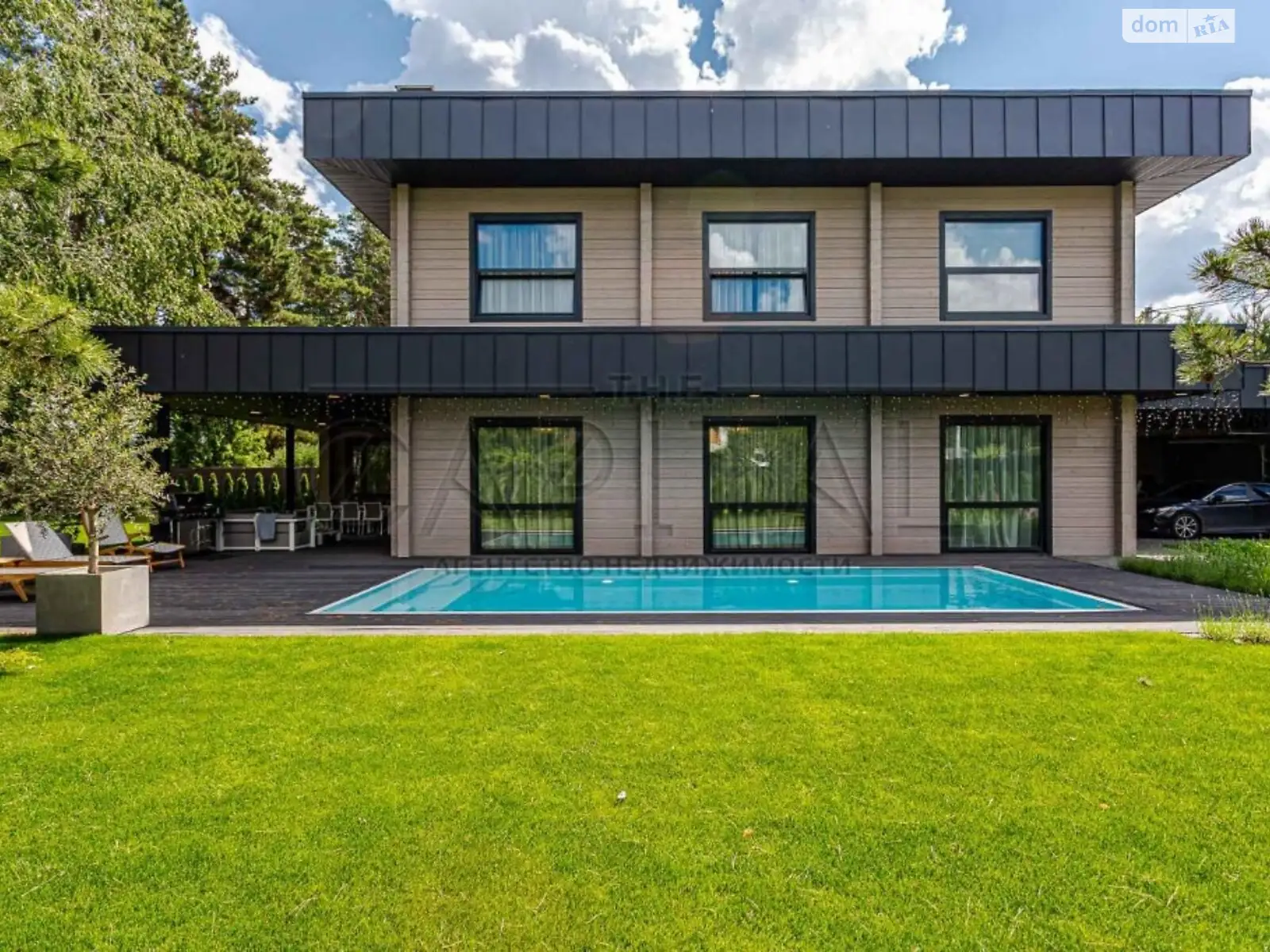 Продается дом на 2 этажа 300 кв. м с бассейном, цена: 970000 $