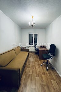 Продается 3-комнатная квартира 68 кв. м в Киеве, ул. Василия Стуса