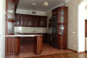 Продается 4-комнатная квартира 178 кв. м в Киеве, ул. Шота Руставели