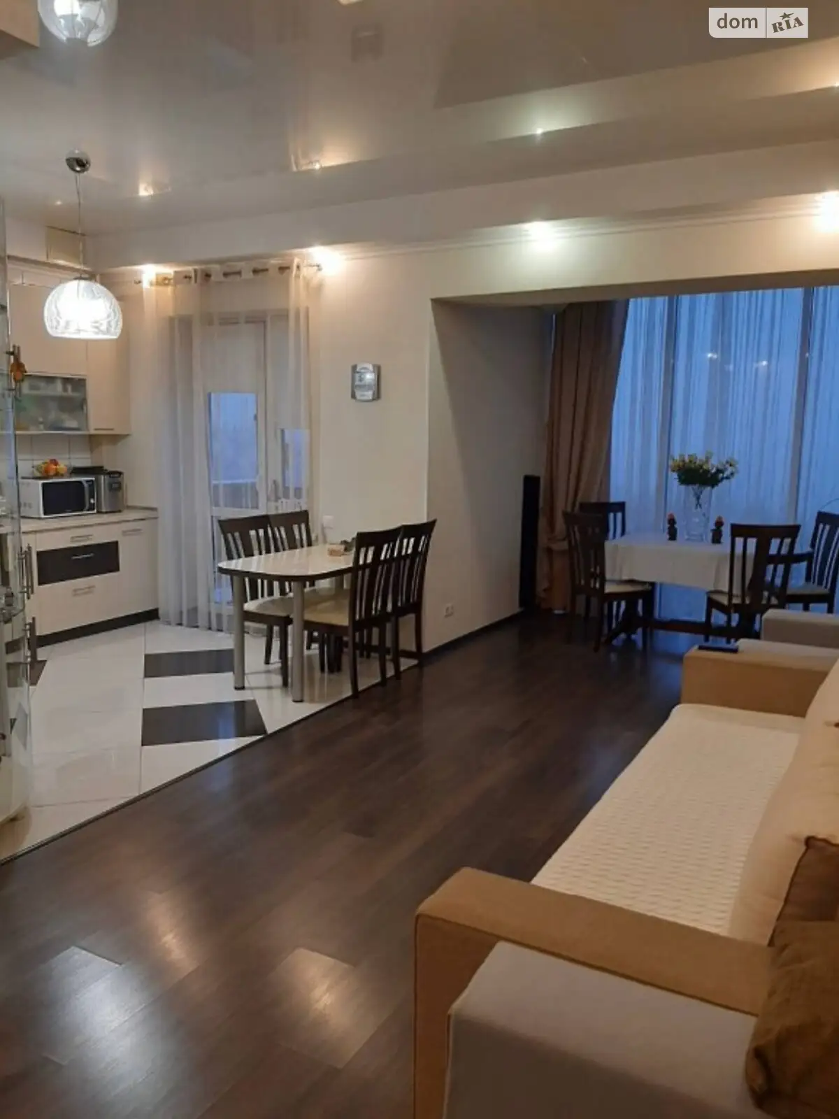 Продается 3-комнатная квартира 82 кв. м в Одессе, ул. Вишневая, 1