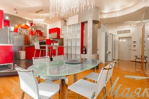 Продается 4-комнатная квартира 170 кв. м в Киеве, ул. Старонаводницкая