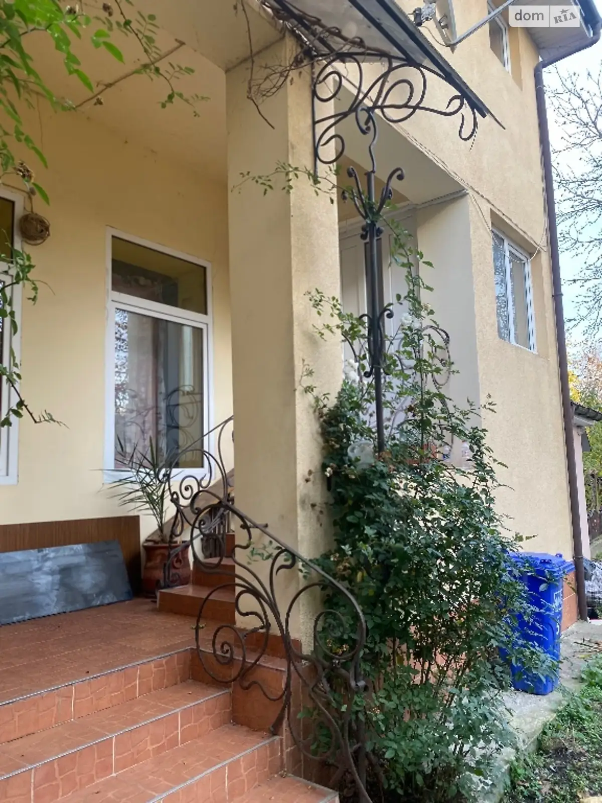 Продается 3-комнатная квартира 105 кв. м в Ужгороде, ул. Берчени, Х - фото 1