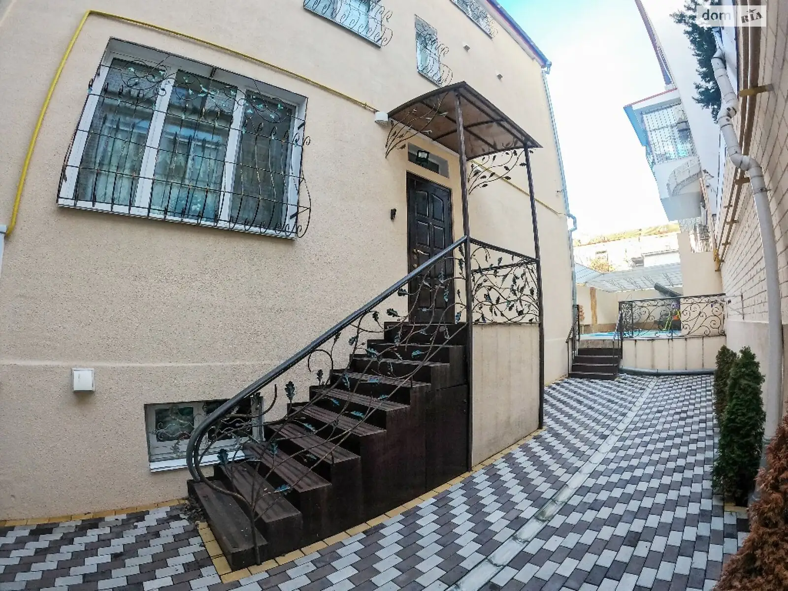 Продается дом на 3 этажа 300 кв. м с террасой, цена: 145000 $ - фото 1