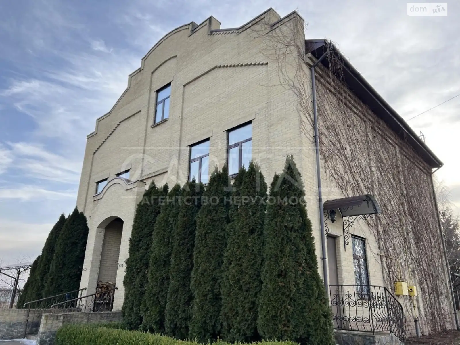 Продается дом на 3 этажа 380 кв. м с мансардой, цена: 560000 $ - фото 1