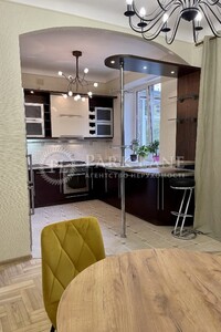 Продается 4-комнатная квартира 87 кв. м в Киеве, ул. Пугачева