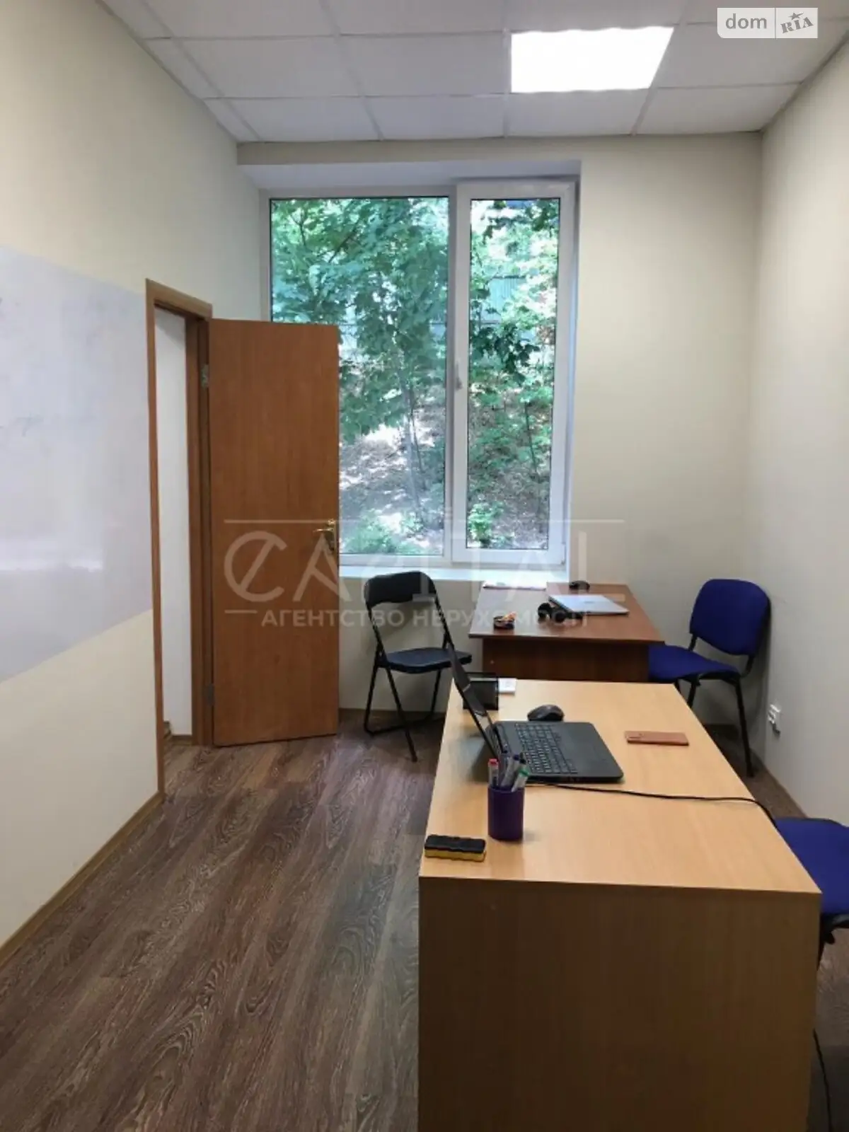 Продается офис 355 кв. м в бизнес-центре, цена: 320000 $