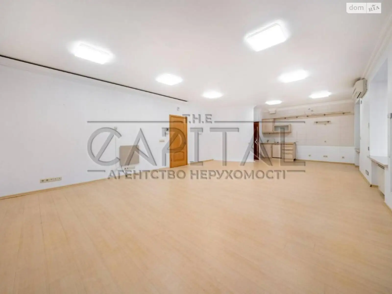 Сдается в аренду офис 120 кв. м в бизнес-центре, цена: 800 $ - фото 1