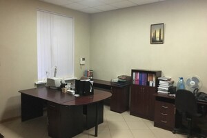 Сдается в аренду офис 68 кв. м в торгово-офисном центре, цена: 7000 грн