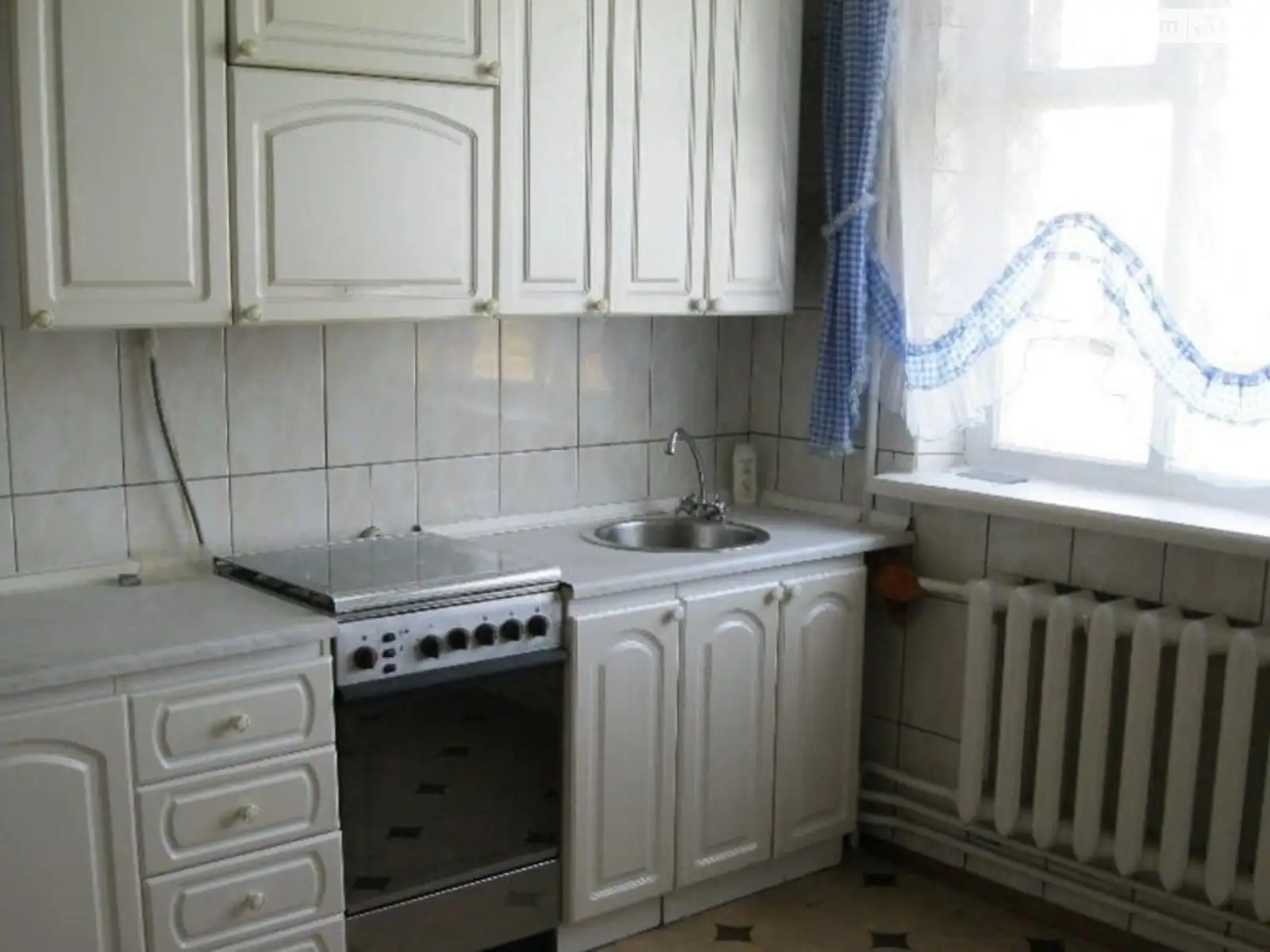 Продается дом на 3 этажа 283 кв. м с камином, цена: 80000 $ - фото 1