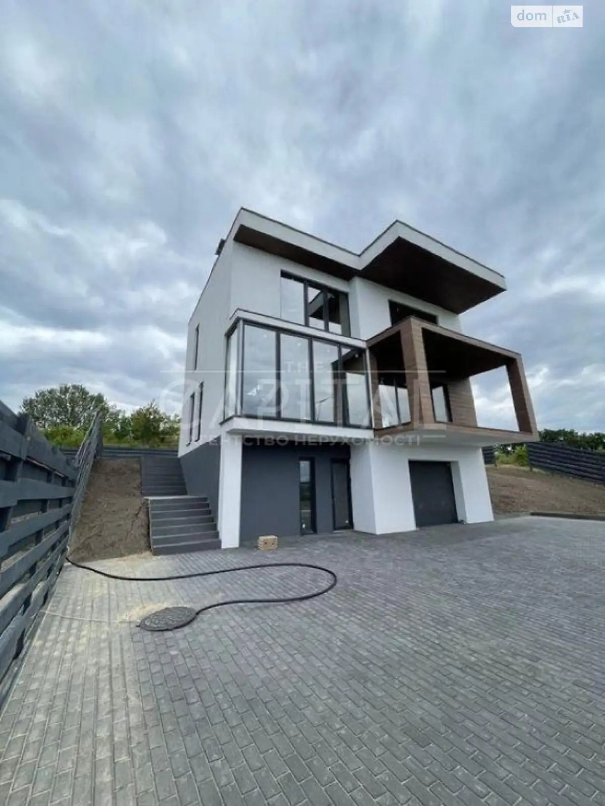Продается дом на 3 этажа 250 кв. м с участком, цена: 250000 $ - фото 1
