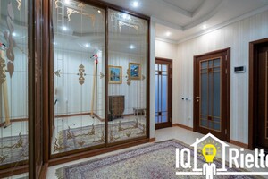 Продается 4-комнатная квартира 178 кв. м в Киеве, ул. Коновальца Евгения