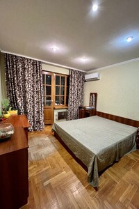 Продается 4-комнатная квартира 97 кв. м в Киеве, ул. Срибнокильская