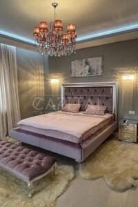 Продается 3-комнатная квартира 122 кв. м в Киеве, ул. Срибнокильская